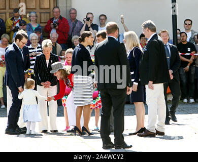 Linköping, Suède 20140517 La princesse Victoria, Prince Daniel et la princesse Estelle sont accueillis à l'Östergötland et le château de Linköping. La princesse Estelle est duchesse d'Östergötland et visite son paysage pour la première fois.Photo Jeppe Gustafsson Banque D'Images