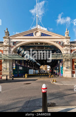 Londres Angleterre SMITHFIELD MARKET À LA RECHERCHE VERS LE BAS L'ENTRÉE PRINCIPALE DE LONG LANE Banque D'Images