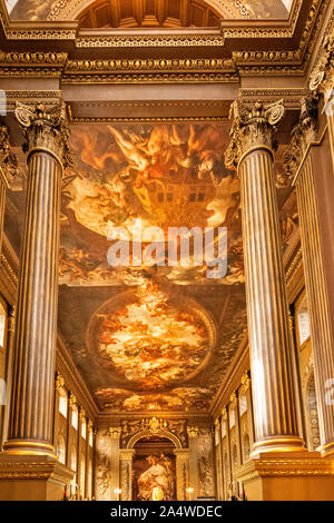 LONDON GREENWICH OLD ROYAL NAVAL COLLEGE L'ENTRÉE HALL PEINT ET COLONNES Banque D'Images