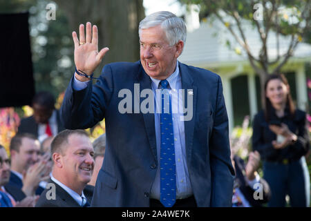 Washington, États-Unis d'Amérique. 15 Oct, 2019. Missouri Gouverneur Mike Parson est introduit par le président des États-Unis, M. Donald J. Trump comme il héberge des Blues de Saint-Louis, les Champions de la Coupe Stanley 2019, à la Maison Blanche à Washington, DC, États-Unis, le Mardi, Octobre 15, 2019. Credit : Stefani Reynolds/CNP Crédit dans le monde entier | conditions : dpa/Alamy Live News Banque D'Images