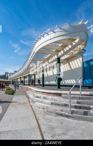 Le port de Folkestone. La station à l'origine pour le bateau jusqu'à la gare de France. Maintenant une destination populaire avec des magasins, bars et restaurants. Banque D'Images