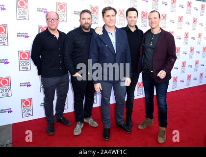 Zach Lind, Jim Adkins, Tom Linton et Rick Birch du groupe Jimmy Eat World au cours de la Q Awards 2019 en association avec Radio absolue au Roundhouse de Camden, Londres. Banque D'Images