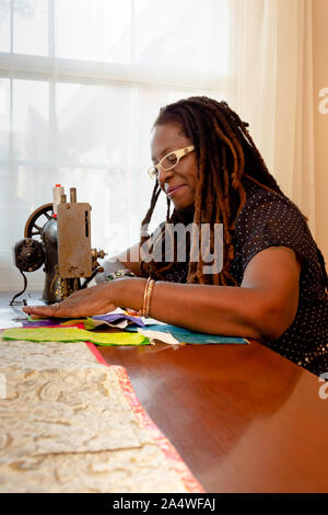 Les femmes afro-américaines à couettes Fenêtre sur machine à coudre Antique Banque D'Images