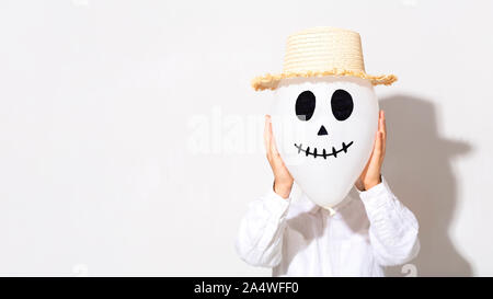 Femme avec ballon fantôme en tête shirt on white Banque D'Images