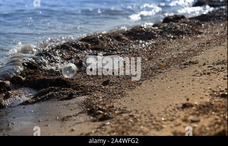 Bouteilles en plastique mis à la corbeille on beach Banque D'Images