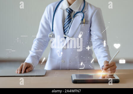 Femme médecin holding digital crayon et toucher sur l'écran avec l'icône smart device médical Banque D'Images