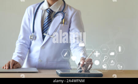 Femme médecin holding digital crayon et toucher sur l'écran avec l'icône smart device médical Banque D'Images