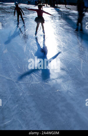 Dresde, Allemagne. 16 Oct, 2019. Les cinq ans, la patineuse artistique Alexandra est sur son premier tour d'essai sur la patinoire de vitesse dans la EnergieVerbund Arena à une conférence de presse au début de la saison. Pour la saison 2019/2020 le patin à glace, un programme de formation varié et de la concurrence ainsi que de nombreux événements pour les athlètes seront organisés sur les 4 000 mètres carrés, piscine ovale. Credit : Jens Büttner/dpa-Zentralbild/ZB/dpa/Alamy Live News Banque D'Images