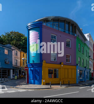 Coquelles Lightbulb murale sur rue, à la tontine Creative trimestre par l'artiste Michael Craig-Martin. En utilisant sa marque commerciale keylines et des couleurs fortes. Banque D'Images