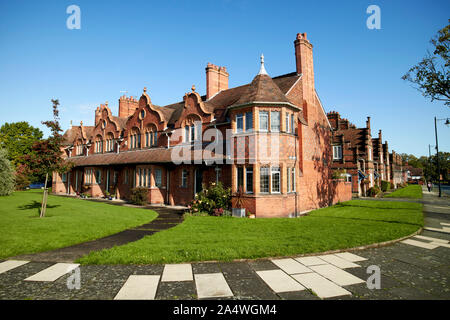 Terrasse de quatre maisons de douglas et de briques en terre cuite avec fordham sur Bridge Street corner avec du bois st Port Sunlight England UK Banque D'Images