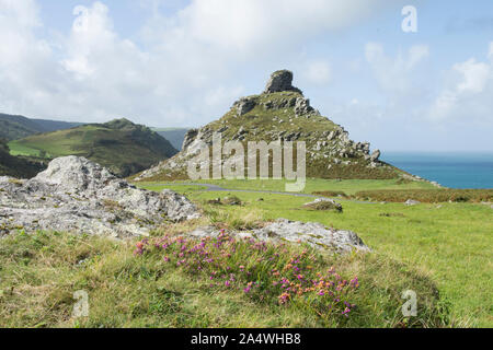 Castle Rock dans la vallée de roches avec l'au-delà de la mer, paysage, soleil, Lynton, Devon Banque D'Images