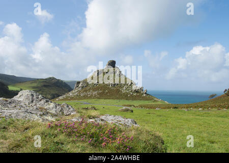 Castle Rock dans la vallée de roches avec l'au-delà de la mer, paysage, soleil, Lynton, Devon Banque D'Images