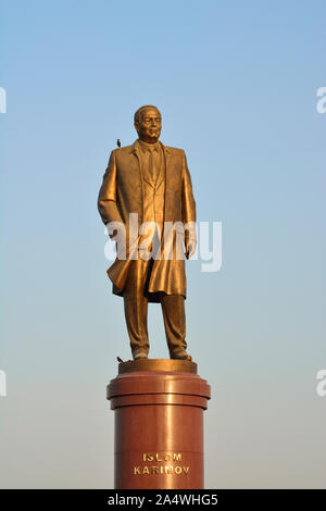 La statue de l'ancien chef Islam Karimov. Il a été le président de l'Ouzbékistan pendant 25 ans. Samarkand, Ouzbékistan Banque D'Images