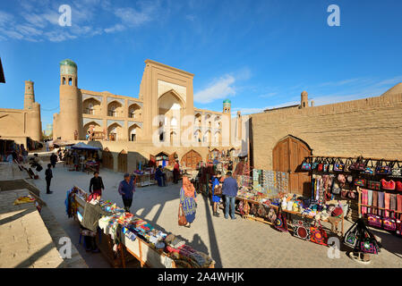 Allakuli Khan madrassah et de la principale rue commerçante. Khiva, Site du patrimoine mondial de l'UNESCO, de l'Ouzbékistan Banque D'Images