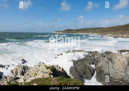 Briser la mer sur des roches sur estran, Woolacombe, vue de morte à côté Point Mortehoe, vagues Banque D'Images