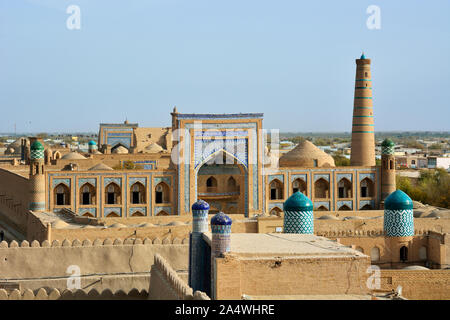 La vieille ville de Khiva (Itchan Kala), site du patrimoine mondial de l'Unesco. Kutlug Murad Inak madrassah. L'Ouzbékistan Banque D'Images