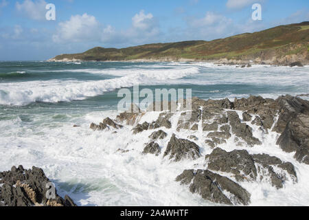 Briser la mer sur des roches sur estran, Woolacombe, vue de morte à côté Point Mortehoe, vagues Banque D'Images