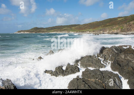 Briser la mer sur des roches sur estran, Woolacombe, vue de morte à côté Point Mortehoe, vagues Banque D'Images