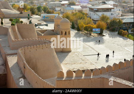 Les murs de brique de boue de l'Itchan Kala (vieille ville) et de l'Ota Darvoza, la porte ouest de la vieille ville de Khiva. Site du patrimoine mondial de l'UNESCO, Uzbeki Banque D'Images