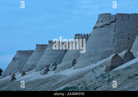 Les murs de brique de boue de l'Itchan Kala (vieille ville) de Khiva. Site du patrimoine mondial de l'UNESCO, de l'Ouzbékistan Banque D'Images