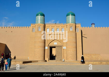 La porte principale de la citadelle Ark Khuna. Vieille ville de Khiva (Itchan Kala), site du patrimoine mondial de l'Unesco. L'Ouzbékistan Banque D'Images