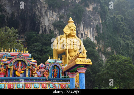 , Selangor, Malaisie Gombak 08.14.2019 : Le Géant et étonnante statue Golden Murugan protéger l'entrée et l'étape 272 de Batu escalier coloré Cav Banque D'Images