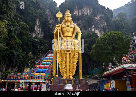 , Selangor, Malaisie Gombak 08.14.2019 : Le Géant et étonnante statue Golden Murugan protéger l'entrée et l'étape 272 de Batu escalier coloré Cav Banque D'Images