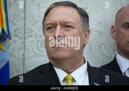 Washington, United States. 16 Oct, 2019. Secrétaire d'État Mike Pompeo participe à une réunion entre le Président Donald J. Trump et président de l'Italie Sergio Mattarella dans le bureau ovale de la Maison Blanche le mercredi, Octobre 16, 2019 à Washington, DC. Les dirigeants se réunissent pour discuter d'un large éventail de questions économiques et de sécurité tels que les télécommunications, la sécurité de l'alliance de l'OTAN et de l'incursion turque en Syrie. Photo de Michael Reynolds/UPI UPI : Crédit/Alamy Live News Banque D'Images