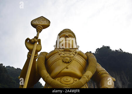 , Selangor, Malaisie Gombak 08.14.2019 : Vue rapprochée du géant et golden étonnamment détaillé avec la célèbre statue de Murugan colline calcaire de Batu C Banque D'Images