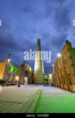 Le minaret Islam Khodja et medressa. Vieille ville de Khiva (Itchan Kala), site du patrimoine mondial de l'Unesco. L'Ouzbékistan Banque D'Images