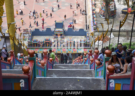 , Selangor, Malaisie Gombak 08.14.2019 : vue sur les Grottes de Batu entrée depuis le haut de l'escalier 272-pas. Belle et colorée archit dravidiennes Banque D'Images