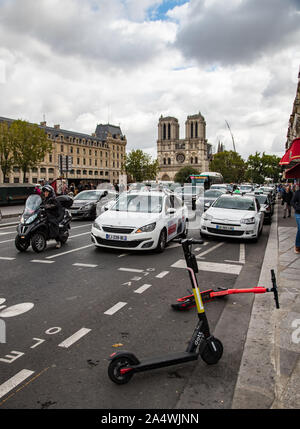 Paris, France - 27 septembre 2019 : E-scooters laissés sur le côté du Quai Saint Michel à Paris central, Central, Notre Dame dans un état de réparation dans th Banque D'Images