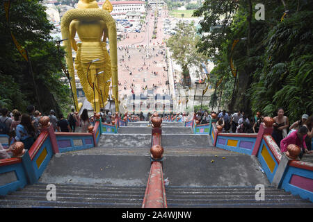 , Selangor, Malaisie Gombak 08.14.2019 : Vue de l'entrée de grottes de Batu la place et la statue d'or géante Murugan depuis le sommet de la 272-Pas sta Banque D'Images