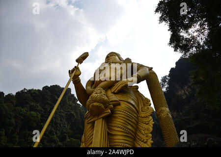 , Selangor, Malaisie Gombak 08.14.2019 : bas en haut Vue du géant et golden étonnamment détaillé avec la célèbre statue de Murugan colline calcaire de Batu Banque D'Images