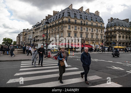 Paris, France - 27 septembre 2019 : les piétons traversant Quai Saint Michel dans le centre de Paris, vue de Notre-dame en arrière-plan Banque D'Images