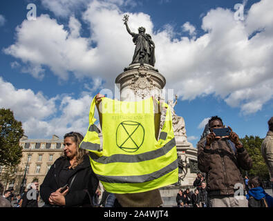 Paris, France -2ème Octobre 2019 : rébellion Extintion manifestant brandissant la bannière sur la veste jaune à côté de la place de la république dans le centre de Paris Banque D'Images