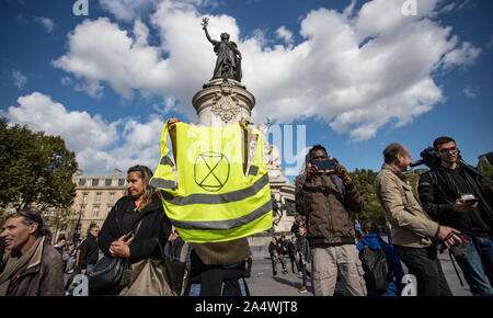 Paris, France -2ème Octobre 2019 : rébellion Extintion manifestant brandissant la bannière sur la veste jaune à côté de la place de la république dans le centre de Paris Banque D'Images