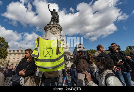 Paris, France -2ème Octobre 2019 : rébellion Extintion manifestant brandissant la bannière sur la veste jaune à côté de la place de la république dans le centre de Paris Banque D'Images