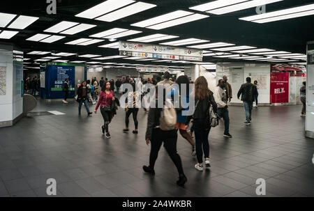Paris, France - 26 septembre 2019 : l'heure de pointe, à Châtelet-Les Halles gare dans le centre de Paris qui est un important noeud ferroviaire à Paris et l'un des th Banque D'Images