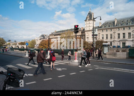 Paris, France - 28 septembre 2019 : les piétons traversant Quai Saint Michel dans le centre de Paris Banque D'Images