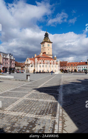 Piata Sfatului (place du Conseil), Brasov, en Transylvanie, Roumanie. L'ancien hôtel de ville (maintenant un musée), Casa Sfatului, est sa section centrale. Banque D'Images