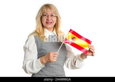 Mature femme avec drapeau de l'Espagne à l'avant de l'appareil photo, isolé sur fond blanc. Apprendre l'espagnol. Banque D'Images