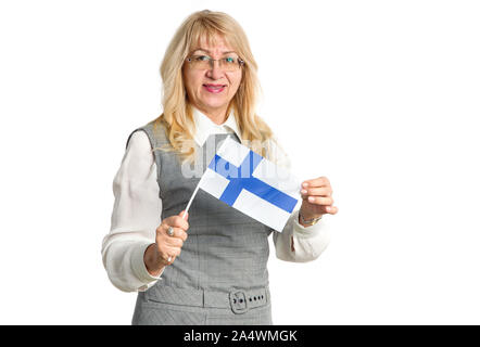 Femme d'âge mûr dans les verres avec le drapeau de la Finlande, sur un fond blanc. Banque D'Images