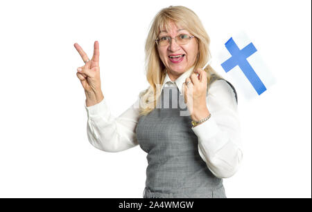 Femme d'âge mûr dans les verres avec le drapeau de la Finlande montre doigts gagnant signe sur un fond blanc. Banque D'Images