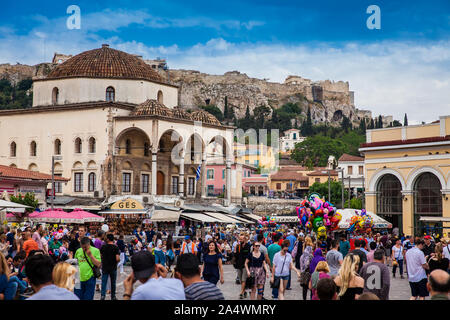 Athènes, Grèce - Avril 2018 : Grand groupe de touristes et habitants bénéficiant d'une belle journée de printemps précoce à la place Monastiraki à Athènes Banque D'Images