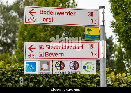 Panneau pour les cyclistes en Höxter, piste cyclable de la Weser, Banque D'Images