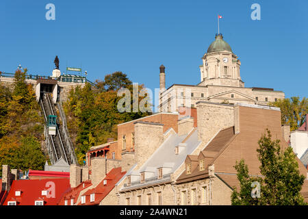 La ville de Québec, Canada - 5 octobre 2019 : Funiculaire de Québec & Musée du Fort Dome dans la saison d'automne. Banque D'Images