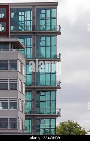 Voir à travers un immeuble moderne avec des murs de verre Banque D'Images