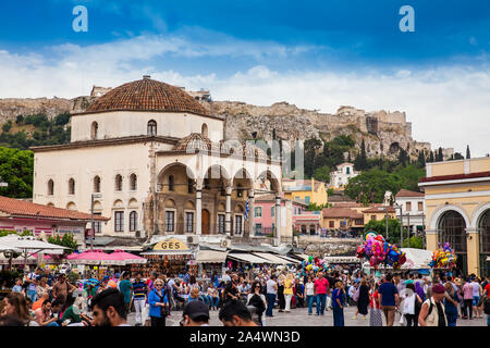 Athènes, Grèce - Avril 2018 : Grand groupe de touristes et habitants bénéficiant d'une belle journée de printemps précoce à la place Monastiraki à Athènes Banque D'Images