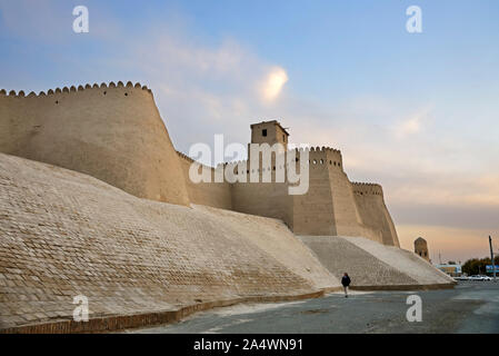 Les murs de brique de boue de l'Itchan Kala (vieille ville) de Khiva. Site du patrimoine mondial de l'UNESCO, de l'Ouzbékistan Banque D'Images